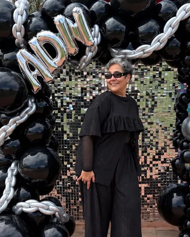 Liliana García Flores, Fundadora de ACORDE, frente a letras de globos que dicen ADN